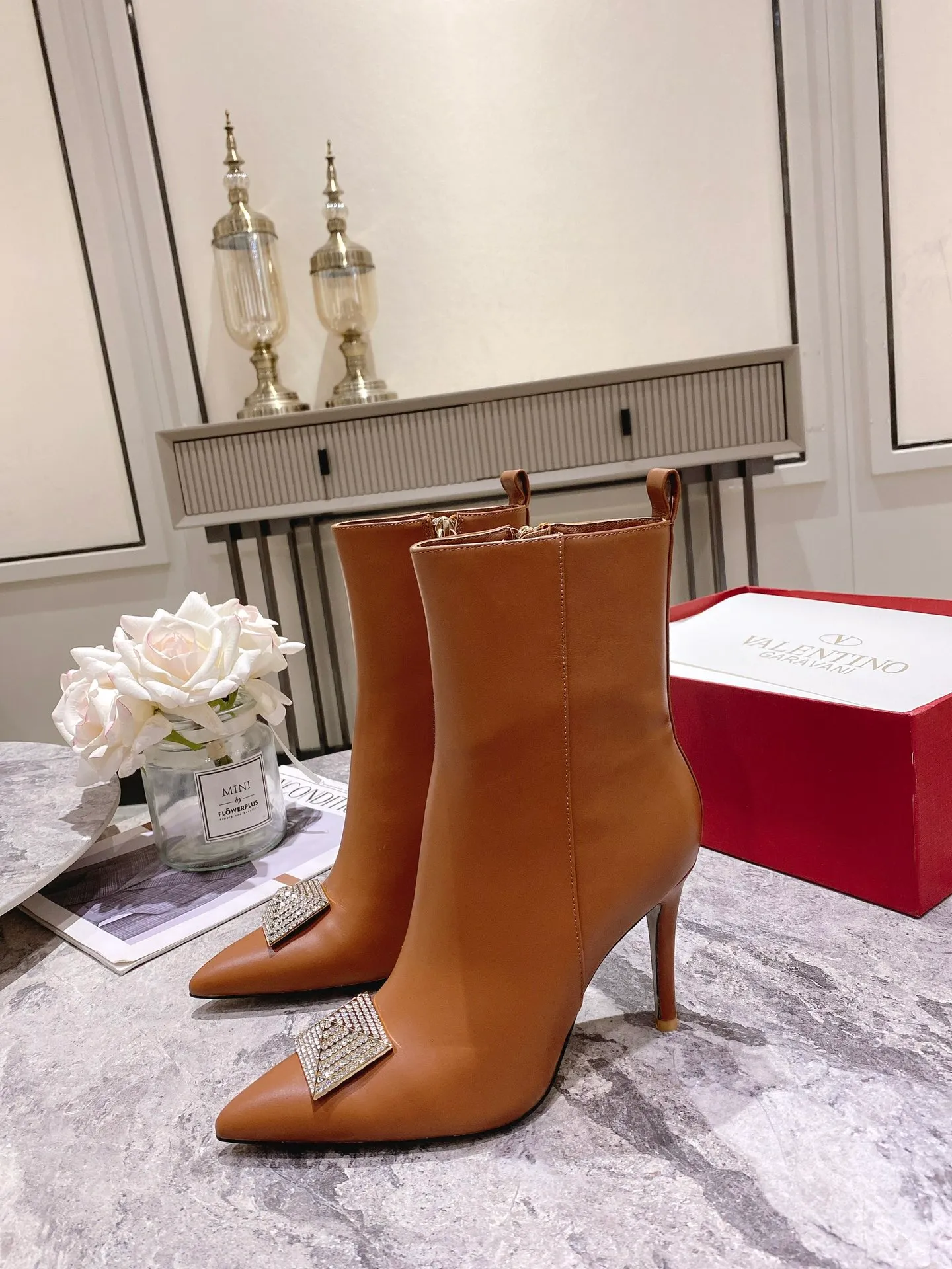 👟👟Ex-factory price 540👟👟 Genuine leather sole +40 [Valentino] Valentino autumn and winter fashion women's boots: comfortable and versatile, making your legs look longer! Fabric: Imported first-layer cowhide ⚡With inner zipper version ⚡The lining and feet are all high-end sheepskin! Outsole: There are two options: non-slip and wear-resistant rubber outsole and Italian leather outsole ~ equipped with Warren's [Pyramid] special buckle that will not rust. Number of yards: 35−41 (customized for sizes 34-42): rubber sole, - genuine leather sole +40